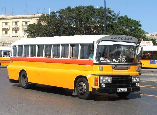 Ještě donedávna brázdily ulice malty červeno-žluto-bílé autobusy