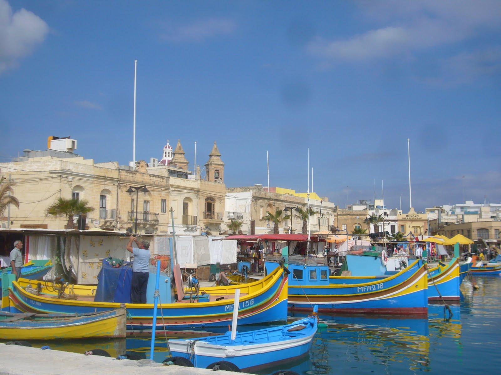 Marsaxlokk s kouzelnými barevnými loďkami