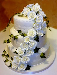 svatební dort zdobený květinami