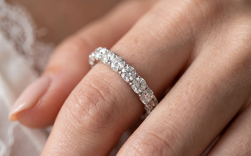 Zlatý snubní prsten dookola osazený kameny tzv. Eternity ring
