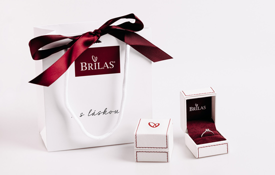 Zásnubní prsten BRILAS si od nás odnesete ve stylové krabičce a tašce