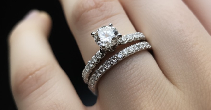 Výhody a nevýhody zásnubního a snubního prstenu na jednom prstu