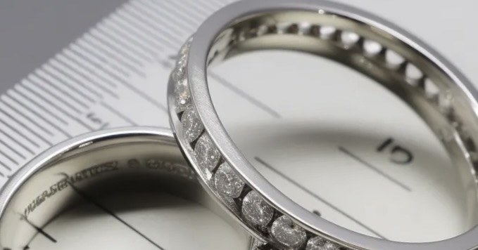 Neudělejte tyto 4 školácké chyby při měření velikosti prstenů!