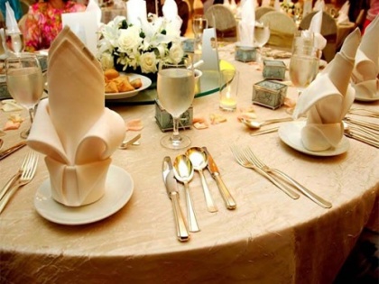 Výzdoba svatební hostiny, svatební místnosti a stolu