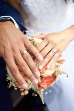 Tia White snubní prsteny s ručním rytím