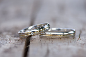 Connie Colour GW zlaté snubní prsteny z bílého a žlutého zlata