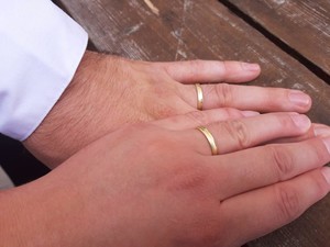 Tia Gold snubní prsteny s ručním rytím