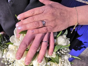 Greta White jednoduché zlaté snubní prsteny