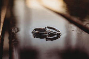 Larisa White  zářivé prsteny z bílého zlata