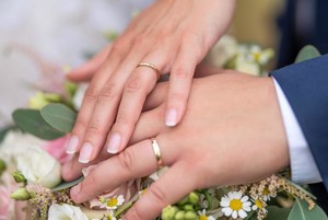 Anabel Gold snubní prsteny ze žlutého zlata