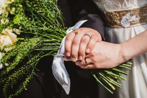 Mariana White  moderní snubní prsteny z bílého zlata