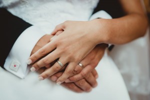 Criss White krásné snubní prstýnky z bílého zlata