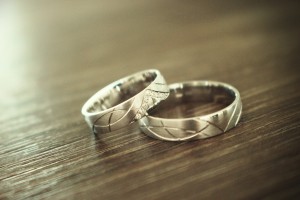 Jolana White  moderní prsten z bílého zlata