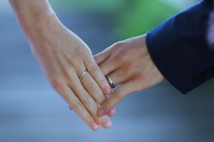 Greta White jednoduché zlaté snubní prsteny