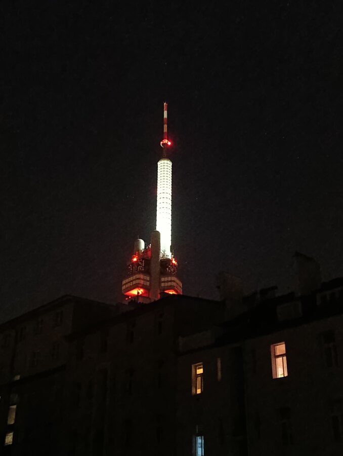 Pohled s pokoje na Žižkovskou vež
