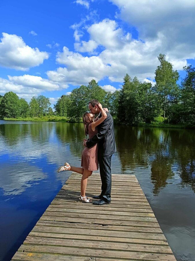 Na bratrancově svatbě