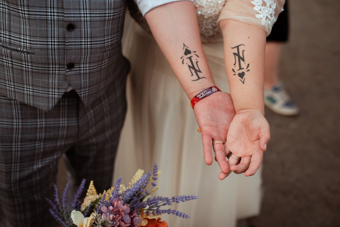 Zásnubní tetování se svatebními prstýnky