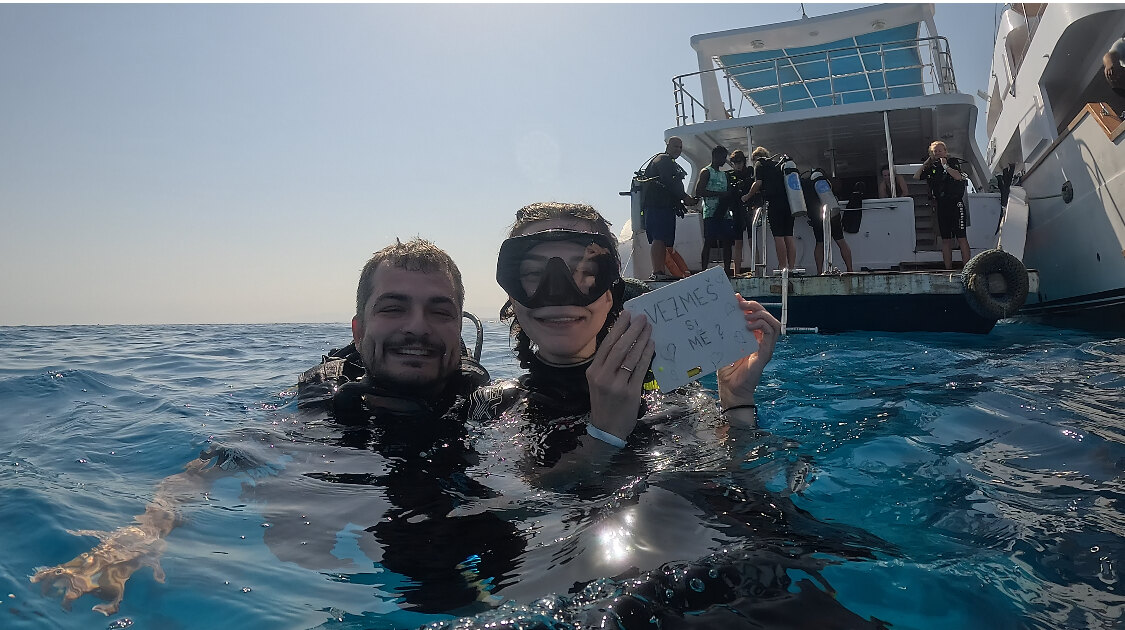 Po vynoření už s prstýnkem na ruce