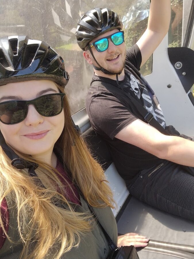 Dělá že je v pohodě, ale není.