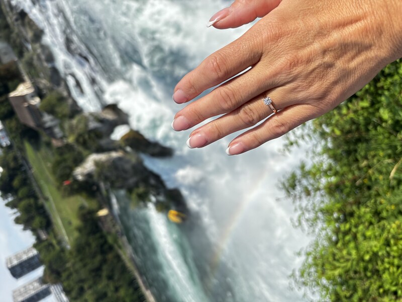 Zásnubní prstýnek při zásnubním cestování u Rýbských vodopádů  