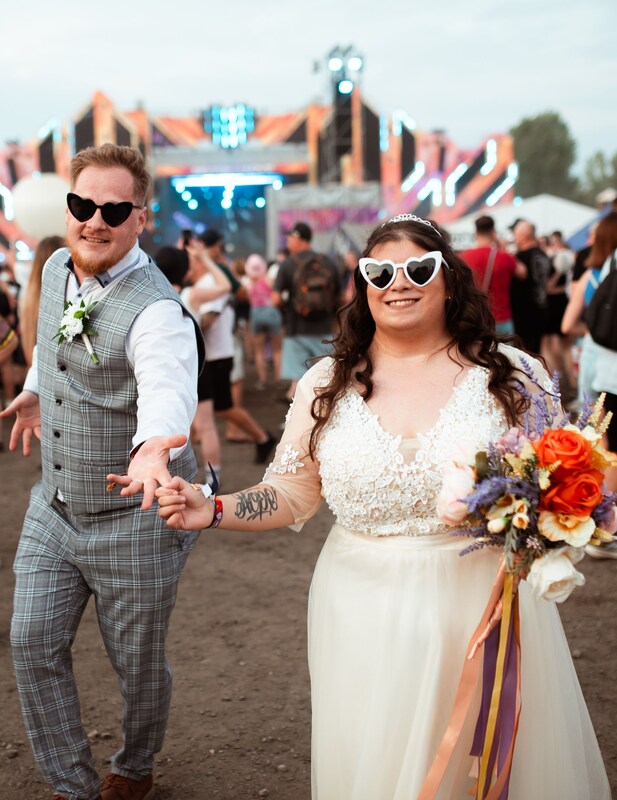 Netradiční svatba na hudebním festivalu