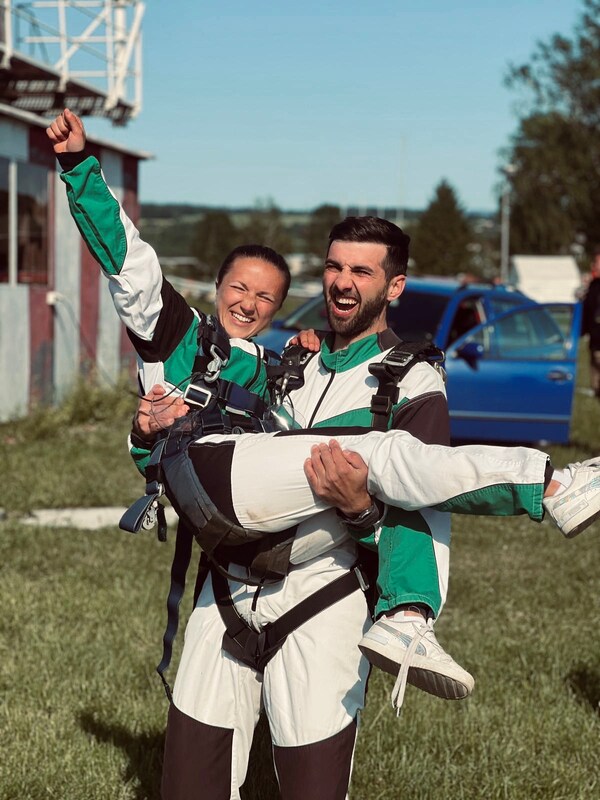 Po doskoku zasloužená trofej