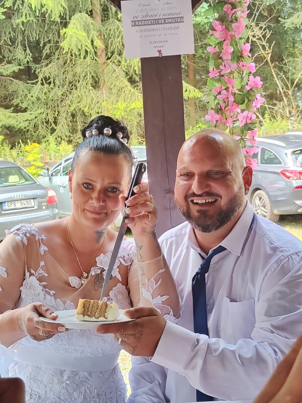 Krájení svatebního dortu