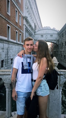Se školní láskou kolem světa