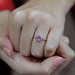 Alice P White efektní zásnubní prsten z bílého zlata a růžovým zirkonem