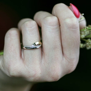 Alisa Colour GW Briliant - zásnubní prsten z bílého a žlutého zlata