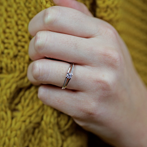 Adéla White  - krásný zásnubní prsten z bílého zlata 
