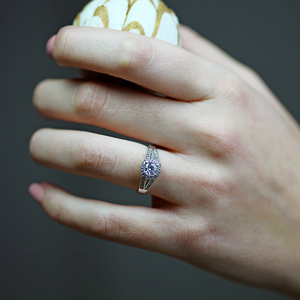 Apate White - netradiční prsten z bílého zlata