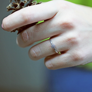 Dike White  - prsten z bílého zlata ve tvaru kytičky