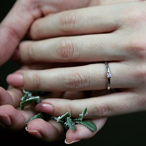 Diona White  - jemný zásnubní prsten z bílého zlata