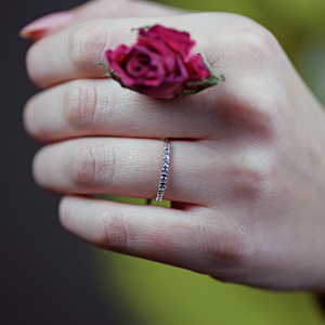 Eris White  - netradiční zásnubní prsten z bílého zlata 