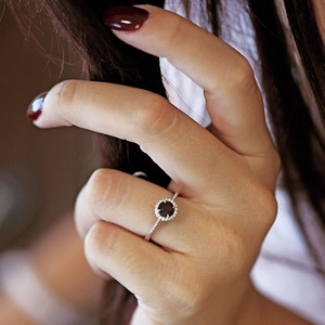 Eva White - zlatý prsten zdobený kamínky