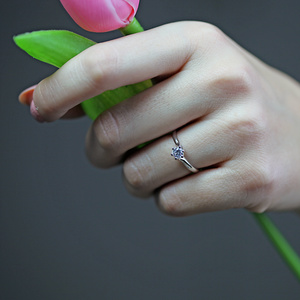 Ilona White Briliant - zlatý prsten zdoben kamínkem
