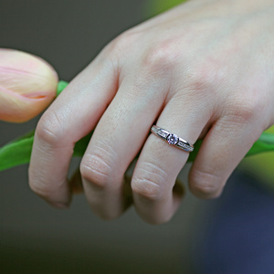 Ivone White - zlatý prsten zdobený kamínky