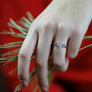 Justina White - báječný zásnubní prsten z bílého zlata