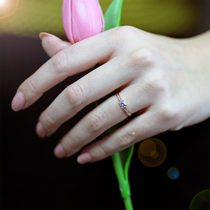 Kasia Red - vkusný zásnubní prsten z růžového zlata