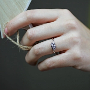 Leda White  - krásný zásnubní prsten s kameny z bílého zlata