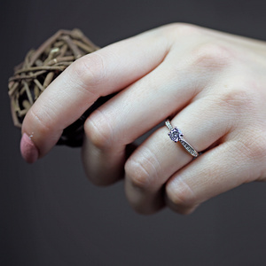 Lenka W Briliant - oblíbený zásnubní prsten z bílého zlata