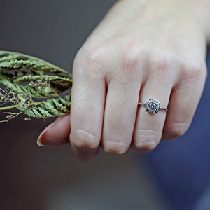 Miron White  - okázalý zásnubní prsten z bílého zlata 