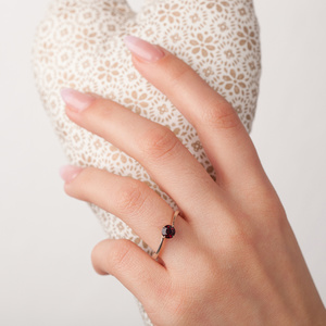 Pamela White Granát - zásnubní prsten z bílého zlata