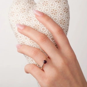 Pamela White Granát - zásnubní prsten z bílého zlata