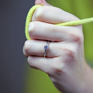 Popelka WW Safír - zásnubní prsten z bílého zlata se safírem