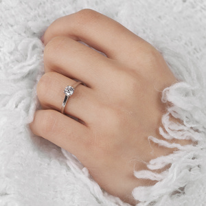 Marcelka W Briliant  - zásnubní prsten z bílého zlata s lab‑grown briliantem
