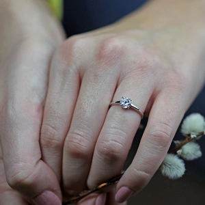 Hebe W Briliant - zásnubní prsten z bílého zlata s briliantem