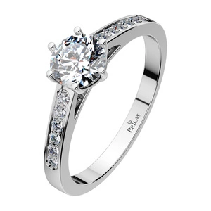Isisi White Briliant - okázalý zásnubní prsten z bílého zlata 