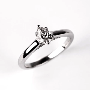 Koro W Briliant - zásnubní prsten z bílého zlata s brilianty